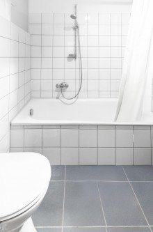 Badezimmer Vermietete 1-Zimmer-Erdgeschosswohung in Neu-Isenburg