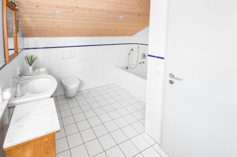 Badezimmer Dachgeschoss Reihenendhaus Dietzenbach
