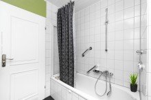 Badezimmer Attraktive Lage - Gepflegte 3,5-Zimmer-Wohnung mit Tiefgaragenstellplatz in Neu-Isenburg