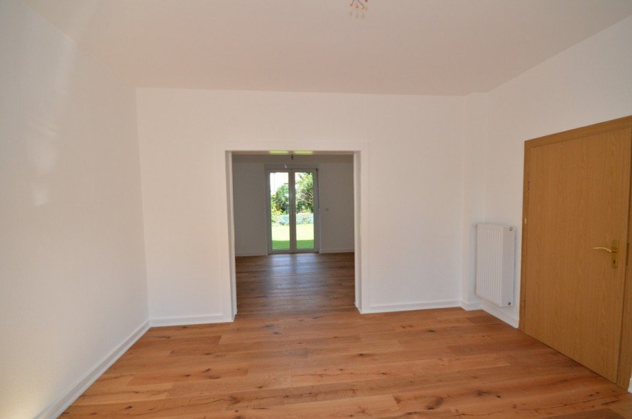Wohnzimmer mit Durchgang zum Esszimmer - EG Doppelhaush�lfte Neu-Isenburg