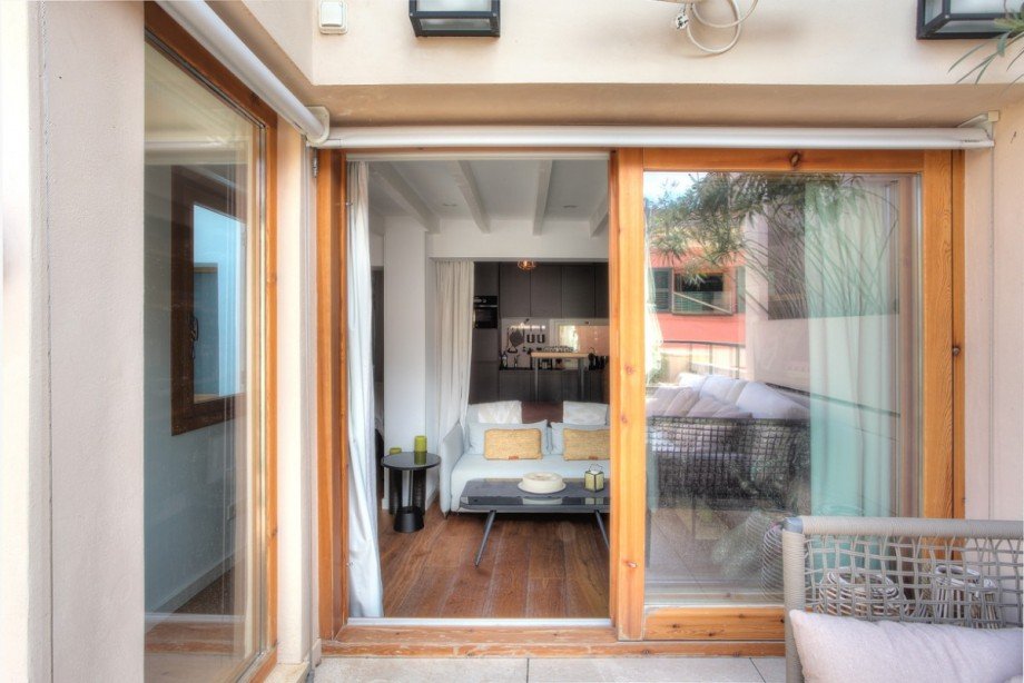 Blick von Terrasse in Wohn- und Esszimmer Penthousewohnung Palma
