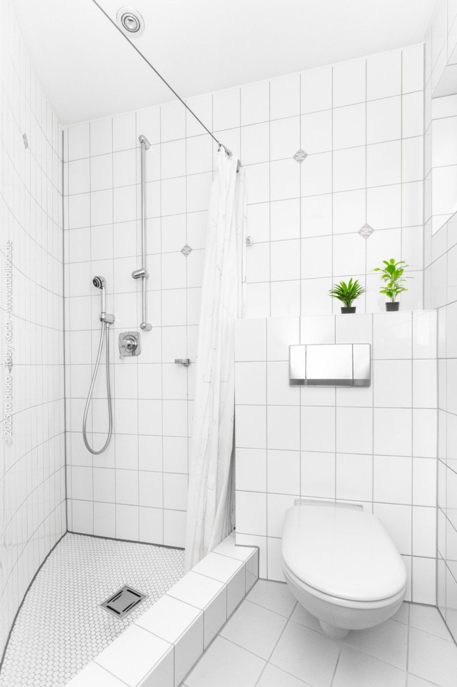 Badezimmer mit WC und Dusche - OG Einfamilienhaus Neu-Isenburg