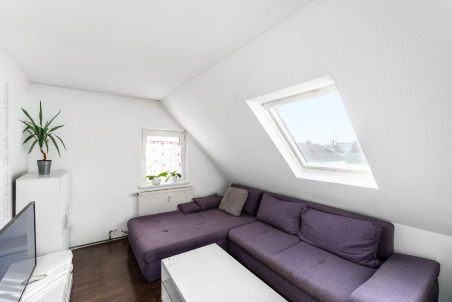 Hinterhaus - Wohnung DG Wohnzimmer Mehrfamilienhaus Dreieich
