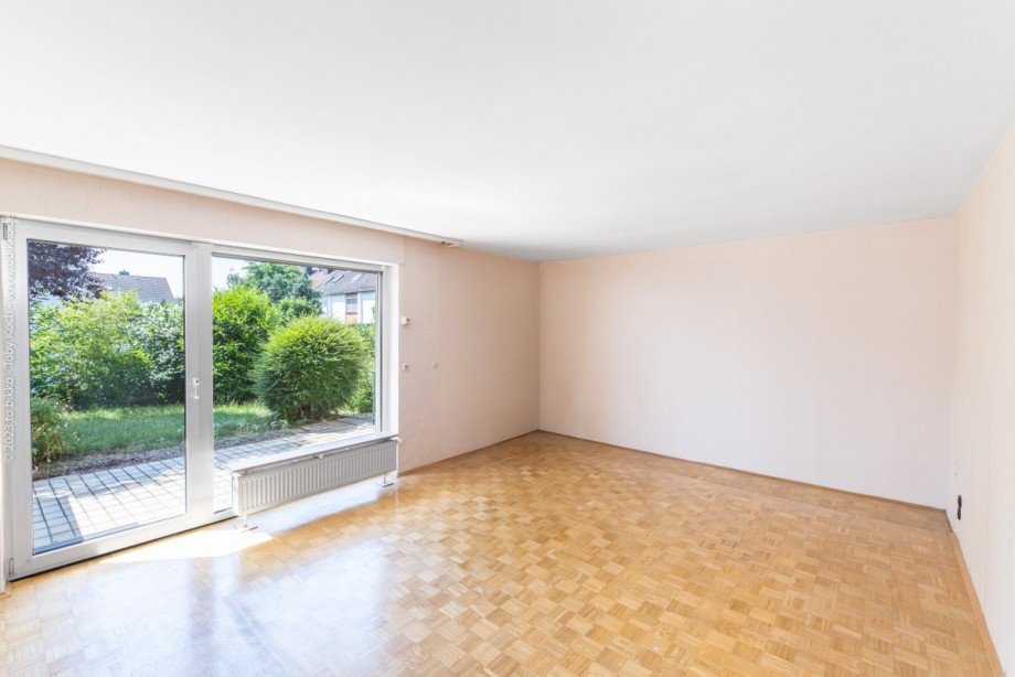 Wohnzimmer mit Blick in den Garten Reihenmittelhaus Neu-Isenburg