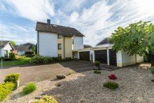 Hofansicht Neu-Isenburg: Mehrgenerationenhaus mit drei Mieteinheiten und attraktivem Baufeld mit Bauvorbescheid