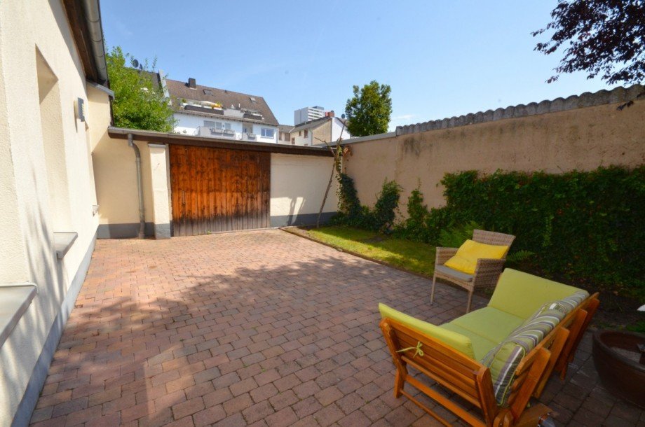 Terrasse mit Blick auf Werkstatt Erdgeschosswohnung Neu-Isenburg