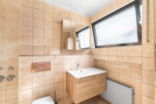 Badezimmer 2 EG Neu-Isenburg: Mehrgenerationenhaus mit drei Mieteinheiten und attraktivem Baufeld mit Bauvorbescheid