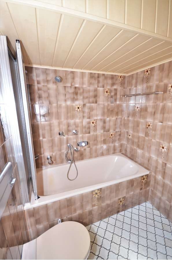 Badezimmer 1. OG Zweifamilienhaus Neu-Isenburg
