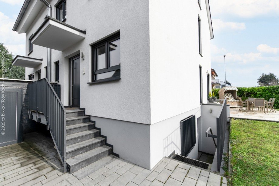 Eingangsbereich und Treppenabgang Keller Doppelhaush�lfte Neu-Isenburg