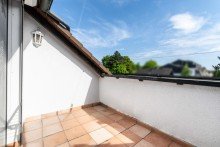 Loggia DG Neu-Isenburg: Mehrgenerationenhaus mit drei Mieteinheiten und attraktivem Baufeld mit Bauvorbescheid