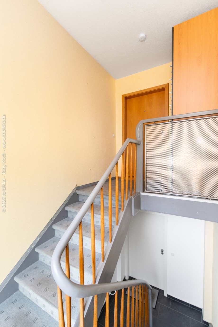 Treppenhaus ins Obergeschoss Zweifamilienhaus M�hlheim am Main