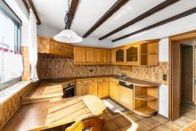 K�che OG Neu-Isenburg: Mehrgenerationenhaus mit drei Mieteinheiten und attraktivem Baufeld mit Bauvorbescheid