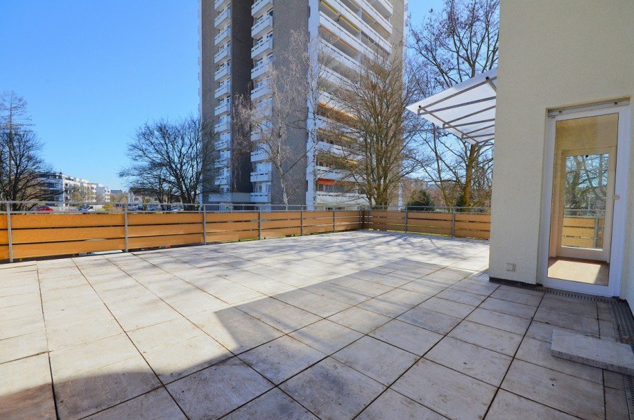 Terrasse (bekommt neue graue Fliesen) Terrassenwohnung Neu-Isenburg