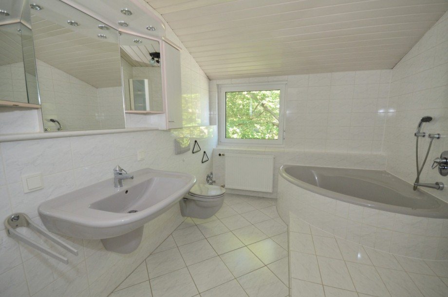 Badezimmer (DG) Mehrfamilienhaus Neu-Isenburg
