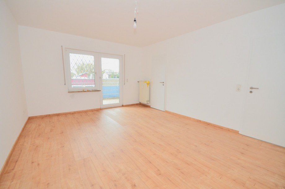 Schlafzimmer (1) mit Badezimmer und Balkon Erdgeschosswohnung Neu-Isenburg