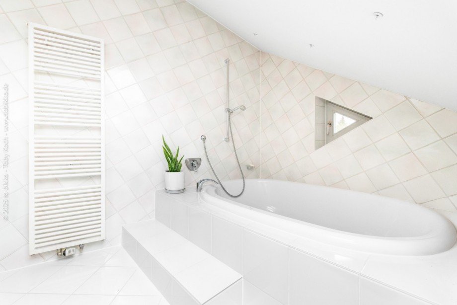Masterbad mit Badewanne und Tageslicht - DG Einfamilienhaus Neu-Isenburg