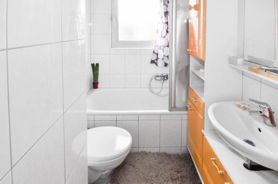 Badezimmer 1. OG Mehrfamilienhaus Neu-Isenburg