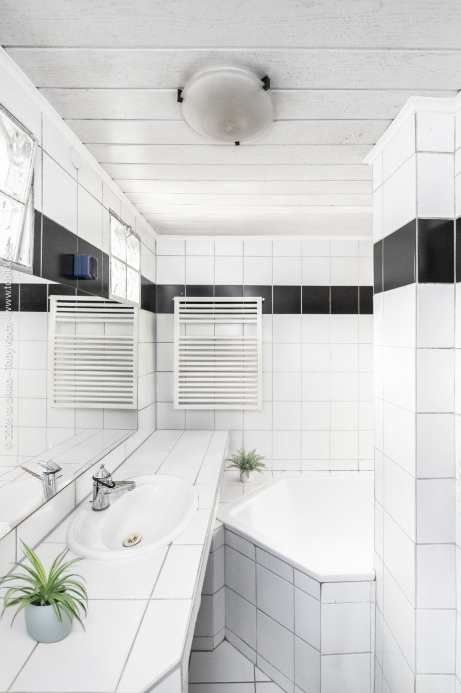 Badezimmer mit Fenster und Badewanne - EG Doppelhaush�lfte Neu-Isenburg