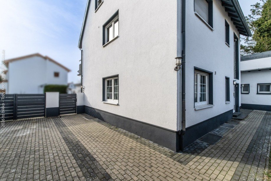 Eingang und Einfahrt Mehrfamilienhaus Dreieich