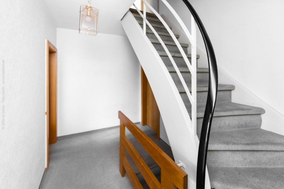 Flur im OG mit Treppenaufgang ins DG Reihenmittelhaus Neu-Isenburg