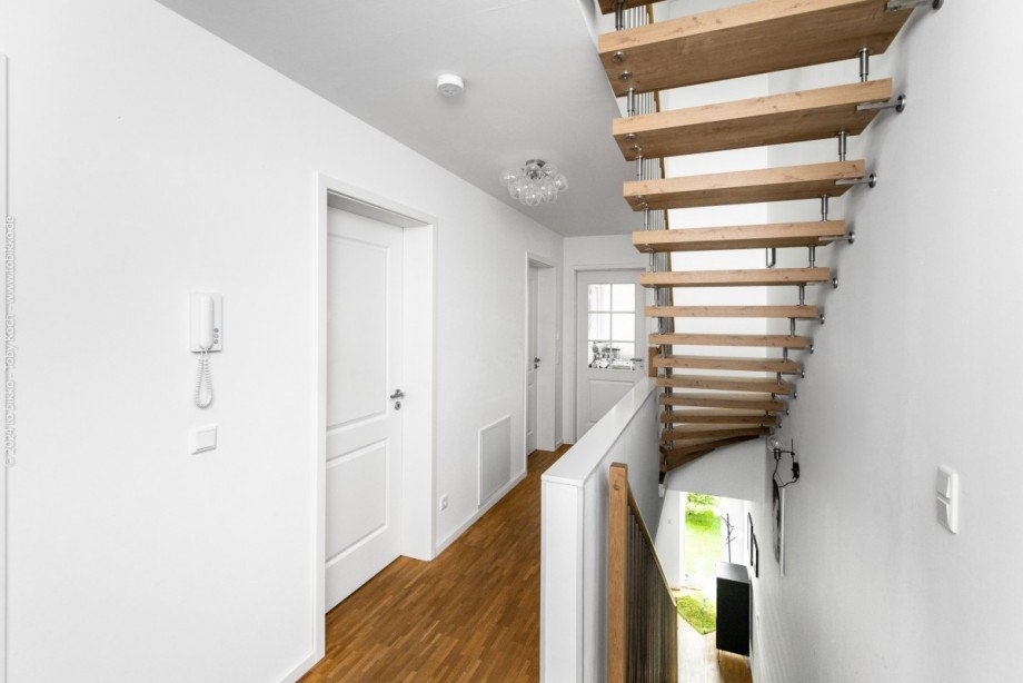 Treppenhaus und Flur 1.OG Doppelhaush�lfte Dreieich