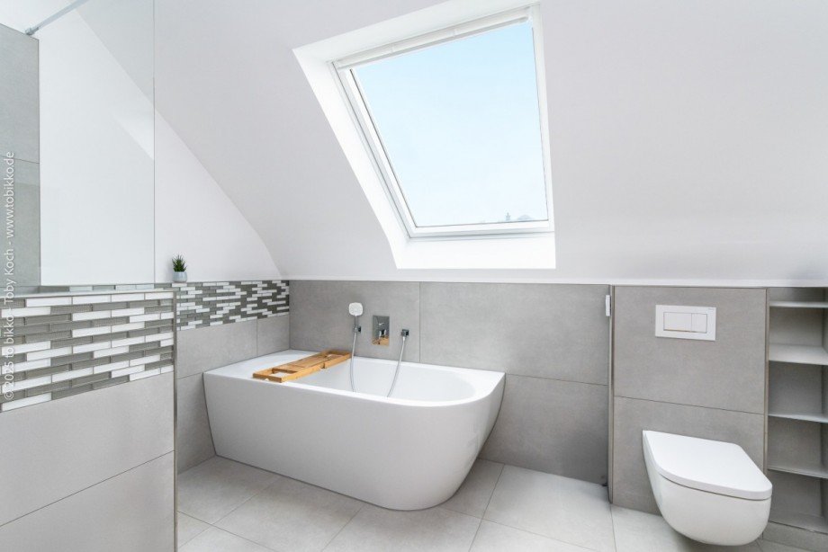 Badezimmer im Dachgeschoss Zweifamilienhaus M�hlheim am Main