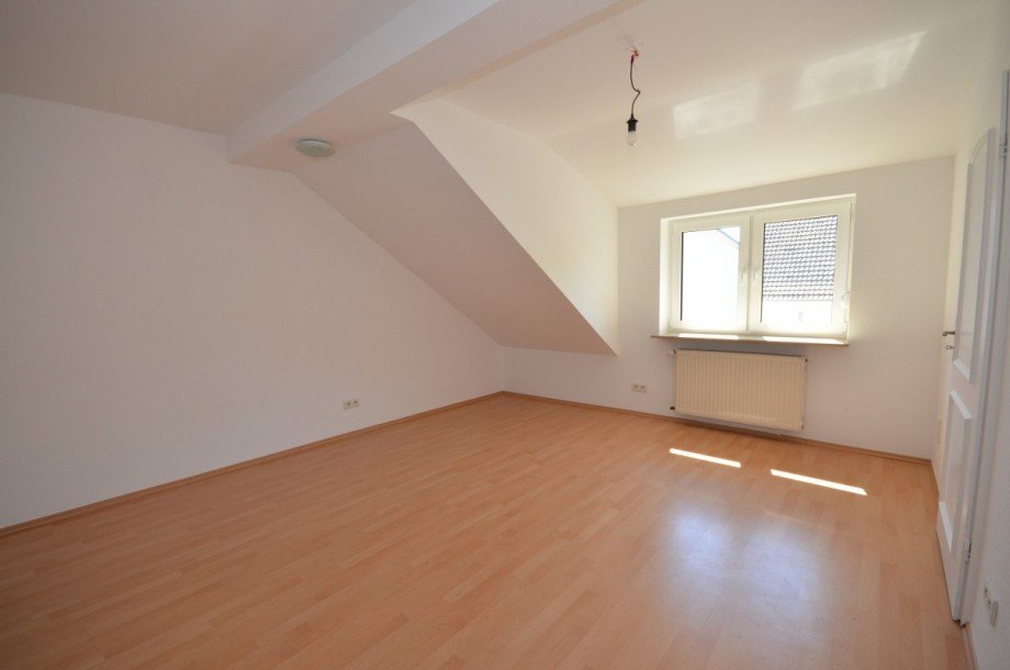 Schlafzimmer mit Zugang zum Arbeitszimmer (DG) Mehrfamilienhaus Neu-Isenburg