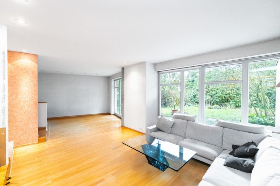 Wohnzimmer mit Blick in den Garten - EG Einfamilienhaus Neu-Isenburg