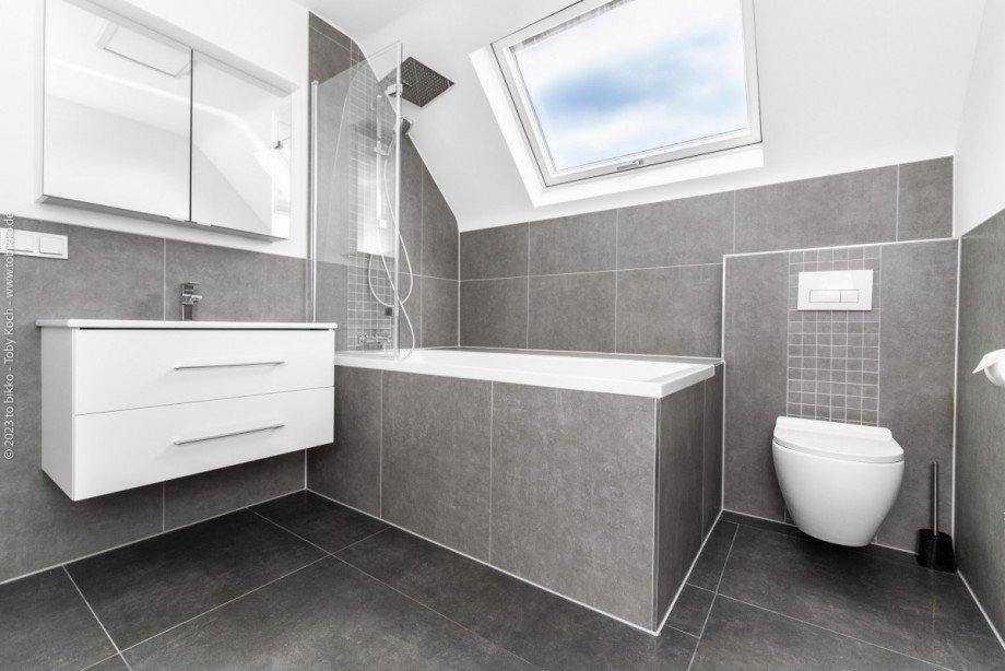 Badezimmer DG Einfamilienhaus Neu-Isenburg