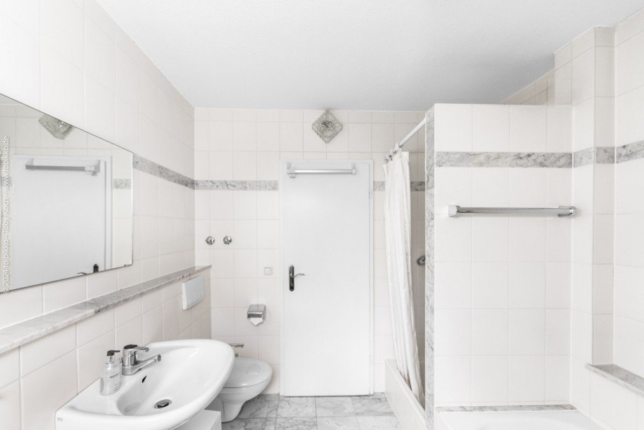 Badezimmer mit Badewanne und Dusche Reihenhaus Neu-Isenburg