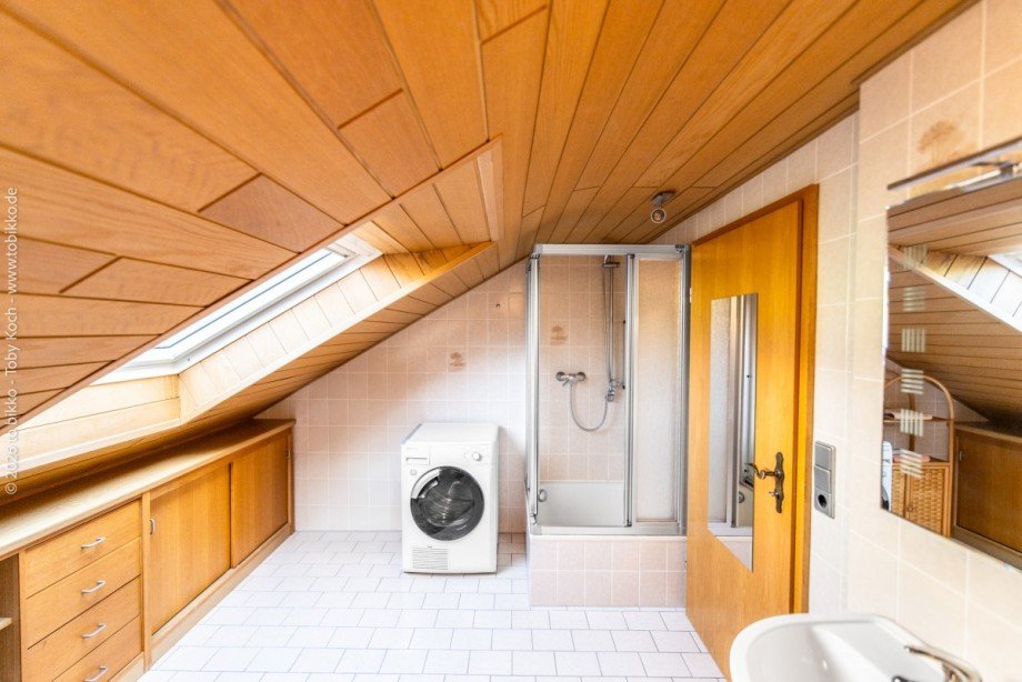 Badezimmer DG Mehrfamilienhaus Laufach