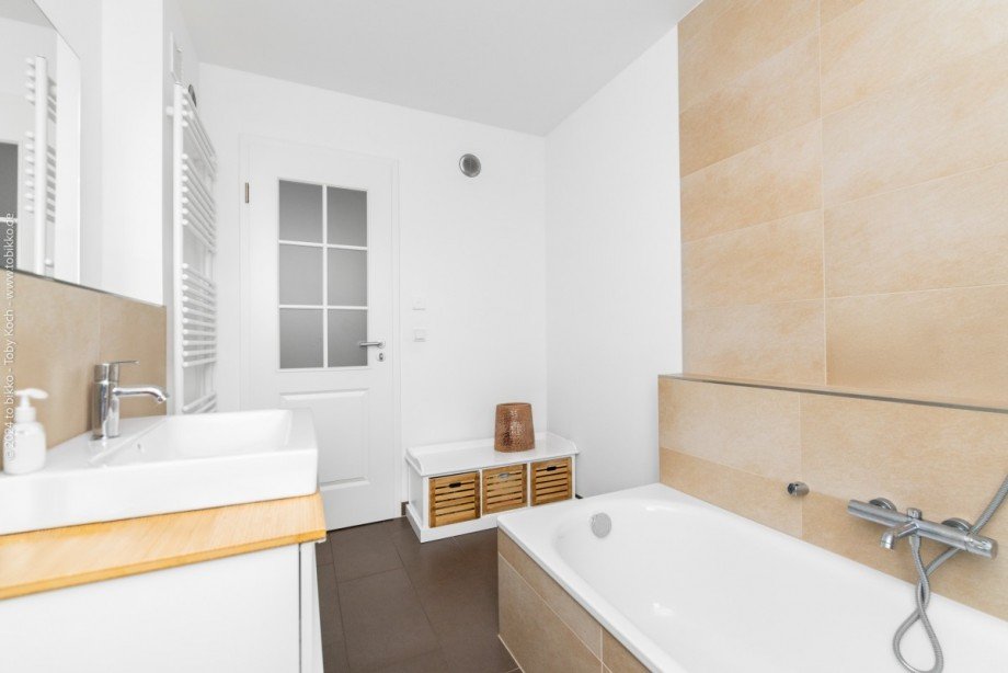 Badezimmer 1.OG Bild 2 Doppelhaush�lfte Dreieich