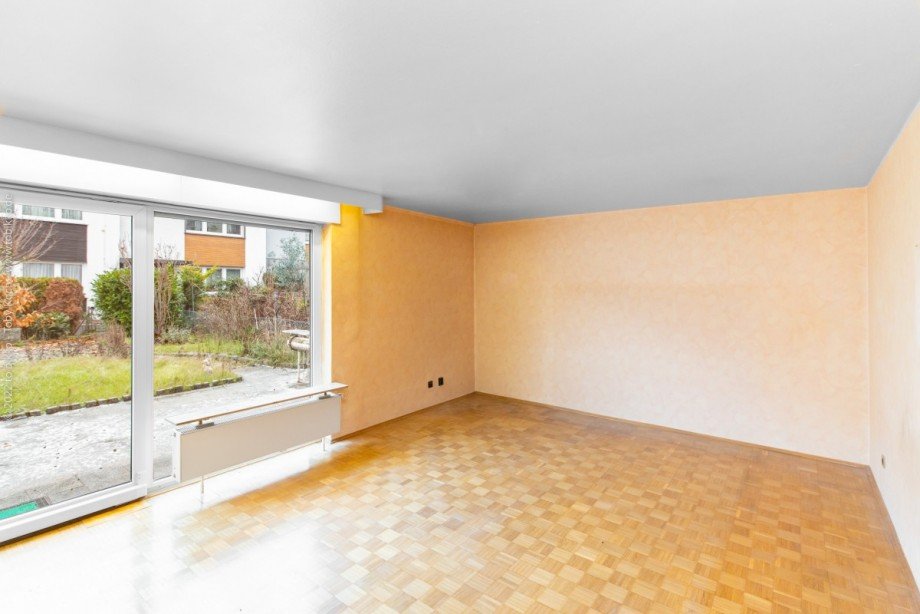 Wohnzimmer mit gro�er Fensterfront Reihenmittelhaus Neu-Isenburg