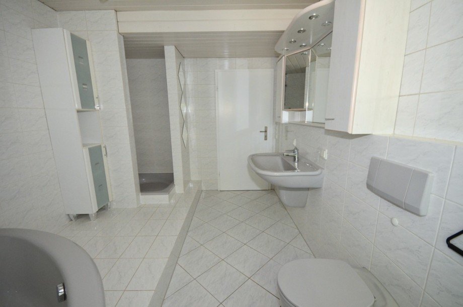 Badezimmer (DG) Mehrfamilienhaus Neu-Isenburg