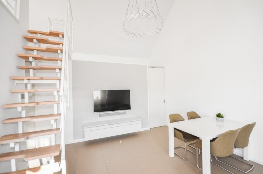 Wohnzimmer mit Treppe Dachgeschosswohnung Neu-Isenburg