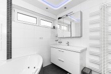 Badezimmer Attraktives Reihenmittelhaus mit Garage und Garten in Neu-Isenburg / Zeppelinheim