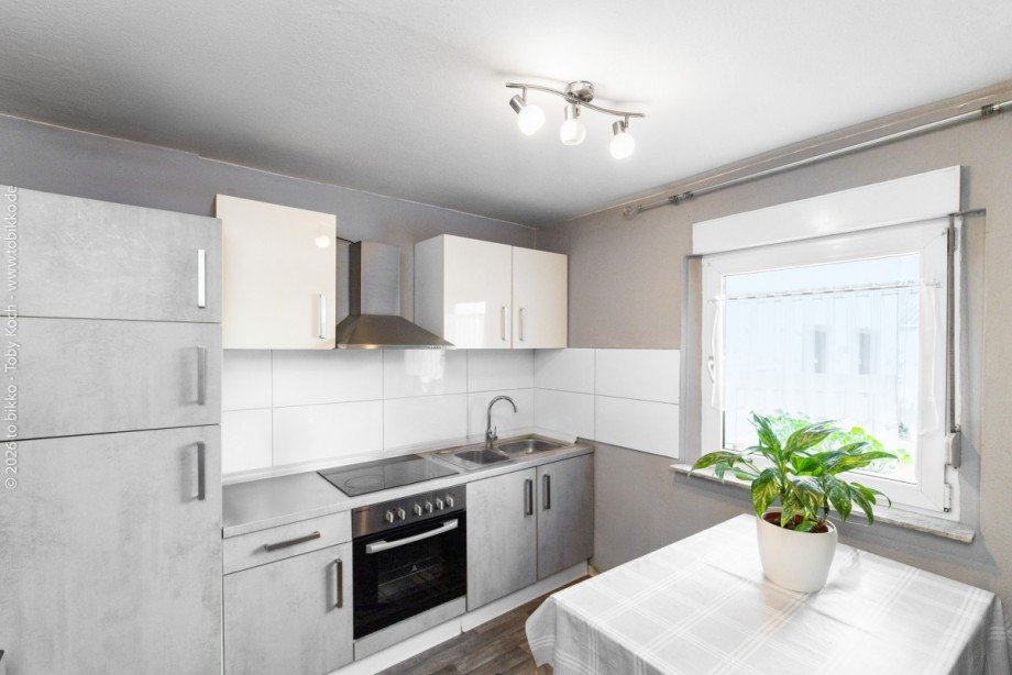 Hinterhaus - Wohnung EG K�che Mehrfamilienhaus Dreieich