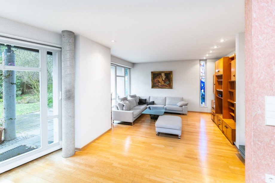 Wohnzimmer mit Zugang zur Terrasse - EG Einfamilienhaus Neu-Isenburg