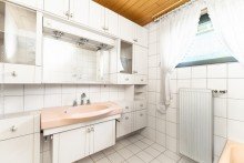Badezimmer 1 im OG Neu-Isenburg: Mehrgenerationenhaus mit drei Mieteinheiten und attraktivem Baufeld mit Bauvorbescheid