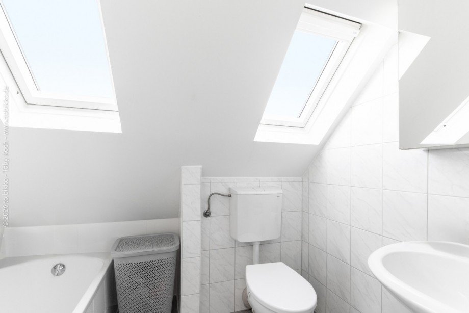 Vorderhaus - Wohnung DG Badezimmer Mehrfamilienhaus Dreieich