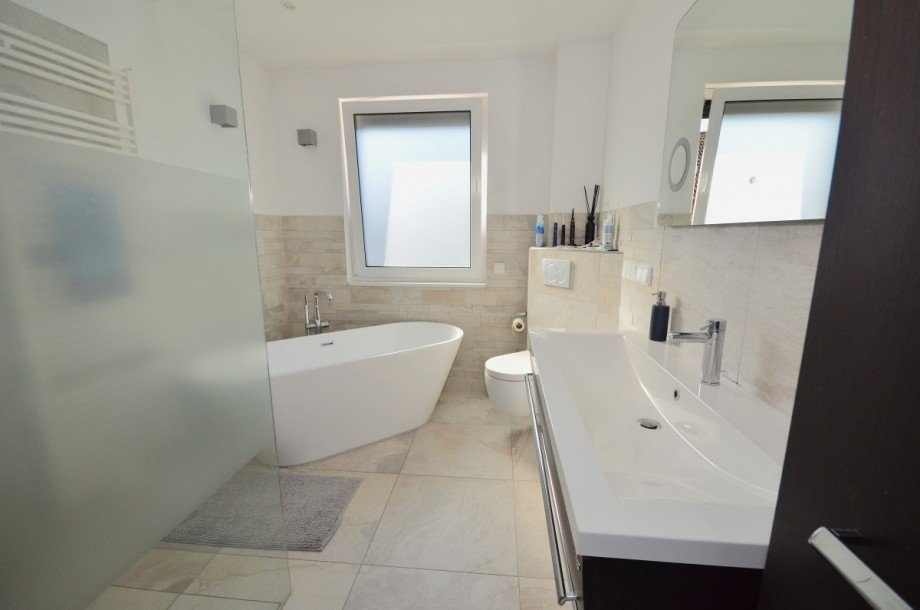 Badezimmer 1.OG Reihenmittelhaus Neu-Isenburg