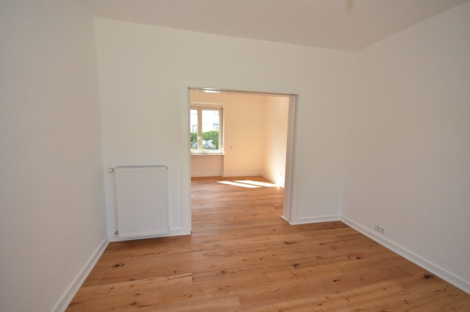 Esszimmer mit Durchgang zum Wohnzimmer - EG Doppelhaush�lfte Neu-Isenburg