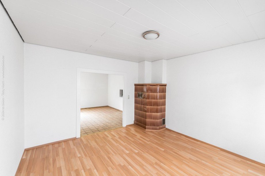Wohnzimmer EG mit Kachelofen Einfamilienhaus Neu-Isenburg