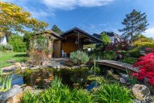 Garten mit Fischteich und Gartenhaus Neu-Isenburg: Mehrgenerationenhaus mit drei Mieteinheiten und attraktivem Baufeld mit Bauvorbescheid