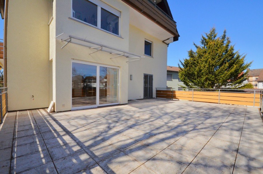 Terrasse (bekommt neue graue Fliesen) Terrassenwohnung Neu-Isenburg