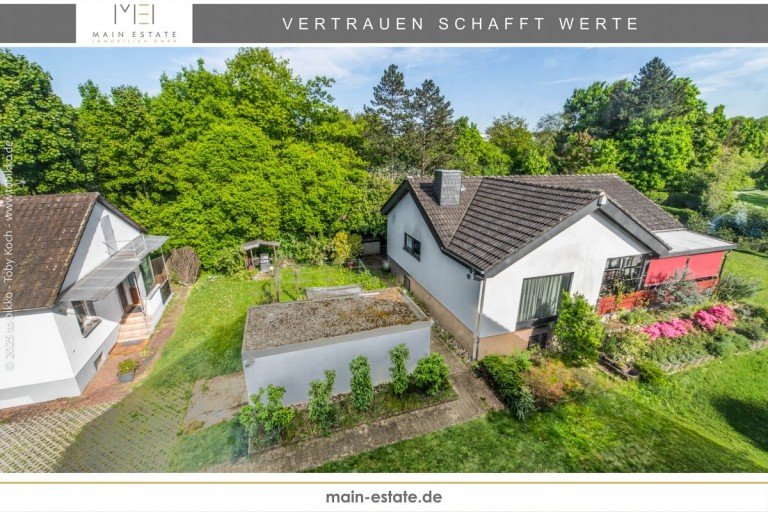 Titelbild Neu-Isenburg Einfamilienhaus Zwei gepflegte Einfamilienh�user mit Garage, Stellfl�che und gro�z�gigem Garten in Neu-Isenburg