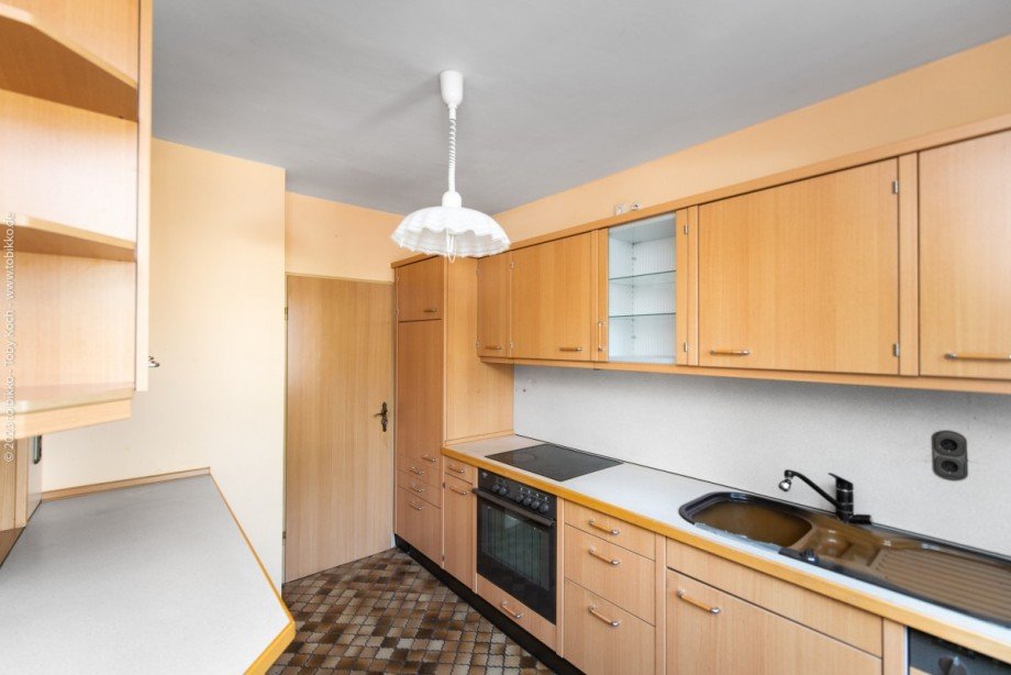 K�che mit Durchgang zum Kellerabgang Reihenmittelhaus Neu-Isenburg
