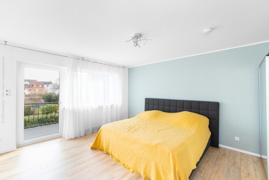 Schlafzimmer mit Balkon OG Einfamilienhaus Neu-Isenburg