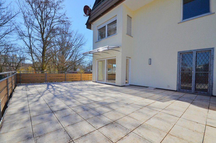 Terrasse (bekommt neue graue Fliesen) Terrassenwohnung Neu-Isenburg