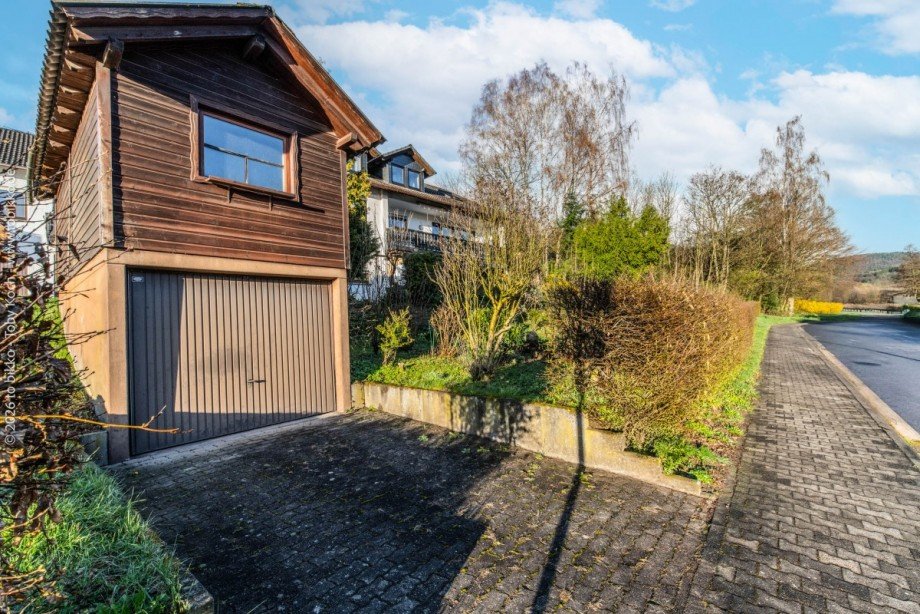 Gartenhaus und Garage Mehrfamilienhaus Laufach